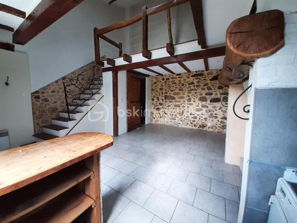 EN EXCLUSIVITE
Ensemble immobilier A Rénover à 9 minutes de Saint-Junien 87200 et à 15 minutes de Rochechouart 87600.
Composé de 5 maisons mitoyennes et indépendantes sur 2 niveaux avec 2 garages, une grange, un atelier et du terrain pour environ 2500 m².

Une maison habitable de 52 m² qui comprend 2 pièces : une pièce de vie, une chambre mansardée et en mezzanine, une kitchenette, une SDE avec toilettes. Chauffage par un insert ou électrique. DPE en D.

Une seconde maison de 84 m², qui comprend au RDC : une cuisine, 2 chambres, une SDE et des toilettes séparés. A l'étage, une chambre, des toilettes et possibilité de créer 2 pièces supplémentaires. Poêle à bois dans la cuisine; huisseries simple vitrage, volets PVC. Habitable puis A Rénover. DPE en F.

Les 3 autres maisons seront à réhabiliter entièrement. Emprise au sol de 42 m², 30 m² et 25 m². Dispensées de DPE.
Se trouve en face : un hangar de 70 m² pouvant abriter 2 véhicules, un second garage avec petite dépendance attenante, un atelier de 40 m² puis une grange de 44 m² avec hauteur sous plafond de 3.75 mètres.

Possibilité de créer des lots et d'acquérir plus de terrain.