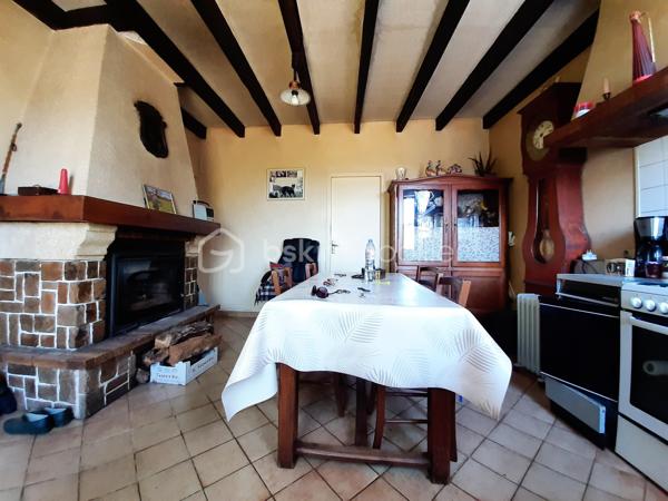 EN EXCLUSIVITE
Ensemble immobilier A Rénover à 9 minutes de Saint-Junien 87200 et à 15 minutes de Rochechouart 87600.
Composé de 5 maisons mitoyennes et indépendantes sur 2 niveaux avec 2 garages, une grange, un atelier et du terrain pour environ 2500 m².

Une maison habitable de 52 m² qui comprend 2 pièces : une pièce de vie, une chambre mansardée et en mezzanine, une kitchenette, une SDE avec toilettes. Chauffage par un insert ou électrique. DPE en D.

Une seconde maison de 84 m², qui comprend au RDC : une cuisine, 2 chambres, une SDE et des toilettes séparés. A l'étage, une chambre, des toilettes et possibilité de créer 2 pièces supplémentaires. Poêle à bois dans la cuisine; huisseries simple vitrage, volets PVC. Habitable puis A Rénover. DPE en F.

Les 3 autres maisons seront à réhabiliter entièrement. Emprise au sol de 42 m², 30 m² et 25 m². Dispensées de DPE.
Se trouve en face : un hangar de 70 m² pouvant abriter 2 véhicules, un second garage avec petite dépendance attenante, un atelier de 40 m² puis une grange de 44 m² avec hauteur sous plafond de 3.75 mètres.

Possibilité de créer des lots et d'acquérir plus de terrain.