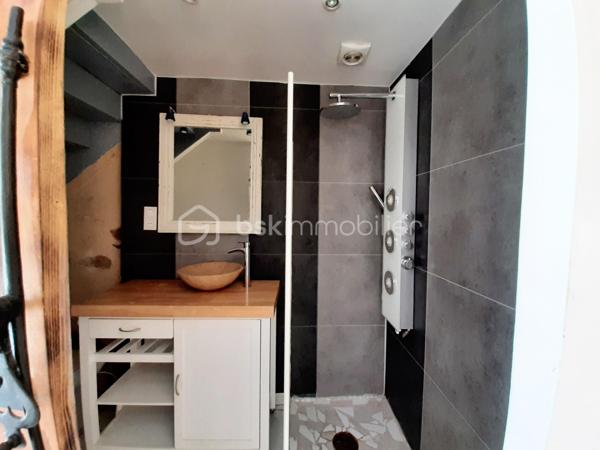 EN EXCLUSIVITE
Ensemble immobilier A Rénover à 9 minutes de Saint-Junien 87200 et à 15 minutes de Rochechouart 87600.
Composé de 5 maisons mitoyennes et indépendantes sur 2 niveaux avec 2 garages, une grange, un atelier et du terrain pour environ 2500 m².

Une maison habitable de 52 m² qui comprend 2 pièces : une pièce de vie, une chambre mansardée et en mezzanine, une kitchenette, une SDE avec toilettes. Chauffage par un insert ou électrique. DPE en D.

Une seconde maison de 84 m², qui comprend au RDC : une cuisine, 2 chambres, une SDE et des toilettes séparés. A l'étage, une chambre, des toilettes et possibilité de créer 2 pièces supplémentaires. Poêle à bois dans la cuisine; huisseries simple vitrage, volets PVC. Habitable puis A Rénover. DPE en F.

Les 3 autres maisons seront à réhabiliter entièrement. Emprise au sol de 42 m², 30 m² et 25 m². Dispensées de DPE.
Se trouve en face : un hangar de 70 m² pouvant abriter 2 véhicules, un second garage avec petite dépendance attenante, un atelier de 40 m² puis une grange de 44 m² avec hauteur sous plafond de 3.75 mètres.

Possibilité de créer des lots et d'acquérir plus de terrain.
