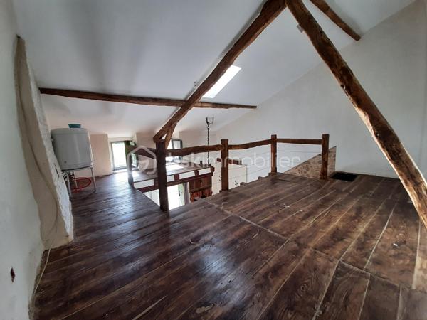 EN EXCLUSIVITE
Ensemble immobilier A Rénover à 9 minutes de Saint-Junien 87200 et à 15 minutes de Rochechouart 87600.
Composé de 5 maisons mitoyennes et indépendantes sur 2 niveaux avec 2 garages, une grange, un atelier et du terrain pour environ 2500 m².

Une maison habitable de 52 m² qui comprend 2 pièces : une pièce de vie, une chambre mansardée et en mezzanine, une kitchenette, une SDE avec toilettes. Chauffage par un insert ou électrique. DPE en D.

Une seconde maison de 84 m², qui comprend au RDC : une cuisine, 2 chambres, une SDE et des toilettes séparés. A l'étage, une chambre, des toilettes et possibilité de créer 2 pièces supplémentaires. Poêle à bois dans la cuisine; huisseries simple vitrage, volets PVC. Habitable puis A Rénover. DPE en F.

Les 3 autres maisons seront à réhabiliter entièrement. Emprise au sol de 42 m², 30 m² et 25 m². Dispensées de DPE.
Se trouve en face : un hangar de 70 m² pouvant abriter 2 véhicules, un second garage avec petite dépendance attenante, un atelier de 40 m² puis une grange de 44 m² avec hauteur sous plafond de 3.75 mètres.

Possibilité de créer des lots et d'acquérir plus de terrain.
