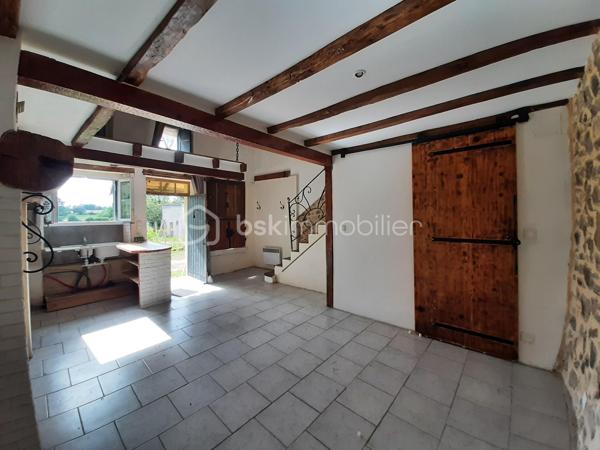 EN EXCLUSIVITE
Ensemble immobilier A Rénover à 9 minutes de Saint-Junien 87200 et à 15 minutes de Rochechouart 87600.
Composé de 5 maisons mitoyennes et indépendantes sur 2 niveaux avec 2 garages, une grange, un atelier et du terrain pour environ 2500 m².

Une maison habitable de 52 m² qui comprend 2 pièces : une pièce de vie, une chambre mansardée et en mezzanine, une kitchenette, une SDE avec toilettes. Chauffage par un insert ou électrique. DPE en D.

Une seconde maison de 84 m², qui comprend au RDC : une cuisine, 2 chambres, une SDE et des toilettes séparés. A l'étage, une chambre, des toilettes et possibilité de créer 2 pièces supplémentaires. Poêle à bois dans la cuisine; huisseries simple vitrage, volets PVC. Habitable puis A Rénover. DPE en F.

Les 3 autres maisons seront à réhabiliter entièrement. Emprise au sol de 42 m², 30 m² et 25 m². Dispensées de DPE.
Se trouve en face : un hangar de 70 m² pouvant abriter 2 véhicules, un second garage avec petite dépendance attenante, un atelier de 40 m² puis une grange de 44 m² avec hauteur sous plafond de 3.75 mètres.

Possibilité de créer des lots et d'acquérir plus de terrain.