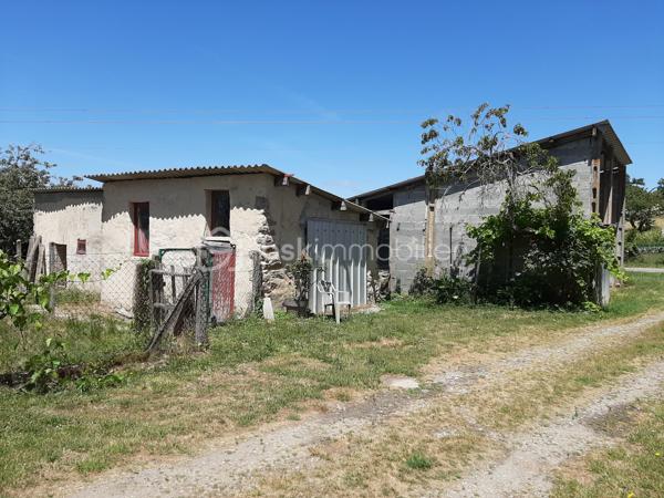 EN EXCLUSIVITE
Ensemble immobilier A Rénover à 9 minutes de Saint-Junien 87200 et à 15 minutes de Rochechouart 87600.
Composé de 5 maisons mitoyennes et indépendantes sur 2 niveaux avec 2 garages, une grange, un atelier et du terrain pour environ 2500 m².

Une maison habitable de 52 m² qui comprend 2 pièces : une pièce de vie, une chambre mansardée et en mezzanine, une kitchenette, une SDE avec toilettes. Chauffage par un insert ou électrique. DPE en D.

Une seconde maison de 84 m², qui comprend au RDC : une cuisine, 2 chambres, une SDE et des toilettes séparés. A l'étage, une chambre, des toilettes et possibilité de créer 2 pièces supplémentaires. Poêle à bois dans la cuisine; huisseries simple vitrage, volets PVC. Habitable puis A Rénover. DPE en F.

Les 3 autres maisons seront à réhabiliter entièrement. Emprise au sol de 42 m², 30 m² et 25 m². Dispensées de DPE.
Se trouve en face : un hangar de 70 m² pouvant abriter 2 véhicules, un second garage avec petite dépendance attenante, un atelier de 40 m² puis une grange de 44 m² avec hauteur sous plafond de 3.75 mètres.

Possibilité de créer des lots et d'acquérir plus de terrain.