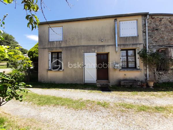 EN EXCLUSIVITE
Ensemble immobilier A Rénover à 9 minutes de Saint-Junien 87200 et à 15 minutes de Rochechouart 87600.
Composé de 5 maisons mitoyennes et indépendantes sur 2 niveaux avec 2 garages, une grange, un atelier et du terrain pour environ 2500 m².

Une maison habitable de 52 m² qui comprend 2 pièces : une pièce de vie, une chambre mansardée et en mezzanine, une kitchenette, une SDE avec toilettes. Chauffage par un insert ou électrique. DPE en D.

Une seconde maison de 84 m², qui comprend au RDC : une cuisine, 2 chambres, une SDE et des toilettes séparés. A l'étage, une chambre, des toilettes et possibilité de créer 2 pièces supplémentaires. Poêle à bois dans la cuisine; huisseries simple vitrage, volets PVC. Habitable puis A Rénover. DPE en F.

Les 3 autres maisons seront à réhabiliter entièrement. Emprise au sol de 42 m², 30 m² et 25 m². Dispensées de DPE.
Se trouve en face : un hangar de 70 m² pouvant abriter 2 véhicules, un second garage avec petite dépendance attenante, un atelier de 40 m² puis une grange de 44 m² avec hauteur sous plafond de 3.75 mètres.

Possibilité de créer des lots et d'acquérir plus de terrain.