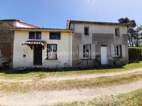 EN EXCLUSIVITE
Ensemble immobilier A Rénover à 9 minutes de Saint-Junien 87200 et à 15 minutes de Rochechouart 87600.
Composé de 5 maisons mitoyennes et indépendantes sur 2 niveaux avec 2 garages, une grange, un atelier et du terrain pour environ 2500 m².

Une maison habitable de 52 m² qui comprend 2 pièces : une pièce de vie, une chambre mansardée et en mezzanine, une kitchenette, une SDE avec toilettes. Chauffage par un insert ou électrique. DPE en D.

Une seconde maison de 84 m², qui comprend au RDC : une cuisine, 2 chambres, une SDE et des toilettes séparés. A l'étage, une chambre, des toilettes et possibilité de créer 2 pièces supplémentaires. Poêle à bois dans la cuisine; huisseries simple vitrage, volets PVC. Habitable puis A Rénover. DPE en F.

Les 3 autres maisons seront à réhabiliter entièrement. Emprise au sol de 42 m², 30 m² et 25 m². Dispensées de DPE.
Se trouve en face : un hangar de 70 m² pouvant abriter 2 véhicules, un second garage avec petite dépendance attenante, un atelier de 40 m² puis une grange de 44 m² avec hauteur sous plafond de 3.75 mètres.

Possibilité de créer des lots et d'acquérir plus de terrain.