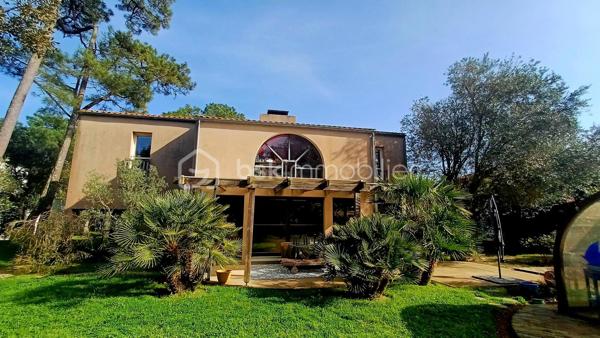 LES SABLES D'OLONNE, LE CHATEAU D'OLONNE, La Pironnière, Environnement d'exception, à pied de la plage, située dans un environnement très prisé, A VENDRE Elégante villa d'architecte aux volumes généreux offrant des prestations haut de gamme.
Dès l'entrée, vous découvrirez un vaste séjour baigné de lumière avec une belle cheminée, un espace billard, une salle à manger conviviale idéale pour recevoir.
La cuisine indépendante est fonctionnelle et bien agencée, elle est complétée par une lingerie attenante offrant un véritable confort au quotidien.
La maison propose cinq chambres confortables dont une superbe suite parentale avec dressing et salle de bain privative. Une salle d'eau supplémentaire ainsi qu'une seconde salle de bain viennent compléter l'espace nuit, pensé pour accueillir famille et invités avec ses quatre chambres dont trois en rez-de-chaussée.
A l'extérieur, le jardin soigneusement aménagé accueille une piscine à l'abri des regards, une véritable invitation à la détente dans un cadre intime et privilégié.
Une cave ainsi qu'un double stationnement complètent ce bien rare sur le secteur.
Un lieu de vie idéal, alliant confort, élégance et emplacement exceptionnel, pour profiter pleinement de la mer à pied.