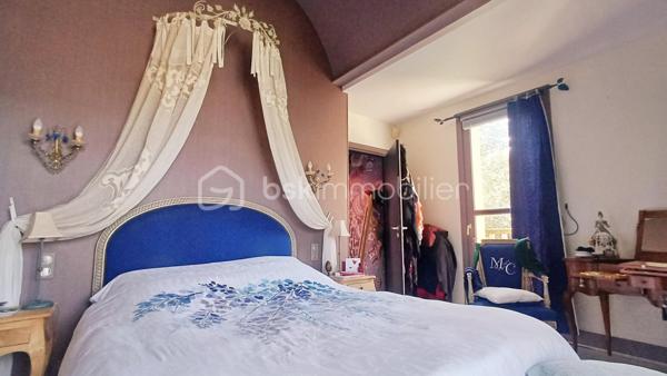 LES SABLES D'OLONNE, LE CHATEAU D'OLONNE, La Pironnière, Environnement d'exception, à pied de la plage, située dans un environnement très prisé, A VENDRE Elégante villa d'architecte aux volumes généreux offrant des prestations haut de gamme.
Dès l'entrée, vous découvrirez un vaste séjour baigné de lumière avec une belle cheminée, un espace billard, une salle à manger conviviale idéale pour recevoir.
La cuisine indépendante est fonctionnelle et bien agencée, elle est complétée par une lingerie attenante offrant un véritable confort au quotidien.
La maison propose cinq chambres confortables dont une superbe suite parentale avec dressing et salle de bain privative. Une salle d'eau supplémentaire ainsi qu'une seconde salle de bain viennent compléter l'espace nuit, pensé pour accueillir famille et invités avec ses quatre chambres dont trois en rez-de-chaussée.
A l'extérieur, le jardin soigneusement aménagé accueille une piscine à l'abri des regards, une véritable invitation à la détente dans un cadre intime et privilégié.
Une cave ainsi qu'un double stationnement complètent ce bien rare sur le secteur.
Un lieu de vie idéal, alliant confort, élégance et emplacement exceptionnel, pour profiter pleinement de la mer à pied.