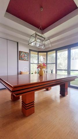 LES SABLES D'OLONNE, LE CHATEAU D'OLONNE, La Pironnière, Environnement d'exception, à pied de la plage, située dans un environnement très prisé, A VENDRE Elégante villa d'architecte aux volumes généreux offrant des prestations haut de gamme.
Dès l'entrée, vous découvrirez un vaste séjour baigné de lumière avec une belle cheminée, un espace billard, une salle à manger conviviale idéale pour recevoir.
La cuisine indépendante est fonctionnelle et bien agencée, elle est complétée par une lingerie attenante offrant un véritable confort au quotidien.
La maison propose cinq chambres confortables dont une superbe suite parentale avec dressing et salle de bain privative. Une salle d'eau supplémentaire ainsi qu'une seconde salle de bain viennent compléter l'espace nuit, pensé pour accueillir famille et invités avec ses quatre chambres dont trois en rez-de-chaussée.
A l'extérieur, le jardin soigneusement aménagé accueille une piscine à l'abri des regards, une véritable invitation à la détente dans un cadre intime et privilégié.
Une cave ainsi qu'un double stationnement complètent ce bien rare sur le secteur.
Un lieu de vie idéal, alliant confort, élégance et emplacement exceptionnel, pour profiter pleinement de la mer à pied.