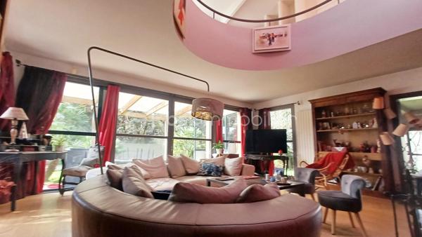 LES SABLES D'OLONNE, LE CHATEAU D'OLONNE, La Pironnière, Environnement d'exception, à pied de la plage, située dans un environnement très prisé, A VENDRE Elégante villa d'architecte aux volumes généreux offrant des prestations haut de gamme.
Dès l'entrée, vous découvrirez un vaste séjour baigné de lumière avec une belle cheminée, un espace billard, une salle à manger conviviale idéale pour recevoir.
La cuisine indépendante est fonctionnelle et bien agencée, elle est complétée par une lingerie attenante offrant un véritable confort au quotidien.
La maison propose cinq chambres confortables dont une superbe suite parentale avec dressing et salle de bain privative. Une salle d'eau supplémentaire ainsi qu'une seconde salle de bain viennent compléter l'espace nuit, pensé pour accueillir famille et invités avec ses quatre chambres dont trois en rez-de-chaussée.
A l'extérieur, le jardin soigneusement aménagé accueille une piscine à l'abri des regards, une véritable invitation à la détente dans un cadre intime et privilégié.
Une cave ainsi qu'un double stationnement complètent ce bien rare sur le secteur.
Un lieu de vie idéal, alliant confort, élégance et emplacement exceptionnel, pour profiter pleinement de la mer à pied.