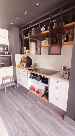 LES SABLES D'OLONNE, LE CHATEAU D'OLONNE, La Pironnière, Environnement d'exception, à pied de la plage, située dans un environnement très prisé, A VENDRE Elégante villa d'architecte aux volumes généreux offrant des prestations haut de gamme.
Dès l'entrée, vous découvrirez un vaste séjour baigné de lumière avec une belle cheminée, un espace billard, une salle à manger conviviale idéale pour recevoir.
La cuisine indépendante est fonctionnelle et bien agencée, elle est complétée par une lingerie attenante offrant un véritable confort au quotidien.
La maison propose cinq chambres confortables dont une superbe suite parentale avec dressing et salle de bain privative. Une salle d'eau supplémentaire ainsi qu'une seconde salle de bain viennent compléter l'espace nuit, pensé pour accueillir famille et invités avec ses quatre chambres dont trois en rez-de-chaussée.
A l'extérieur, le jardin soigneusement aménagé accueille une piscine à l'abri des regards, une véritable invitation à la détente dans un cadre intime et privilégié.
Une cave ainsi qu'un double stationnement complètent ce bien rare sur le secteur.
Un lieu de vie idéal, alliant confort, élégance et emplacement exceptionnel, pour profiter pleinement de la mer à pied.