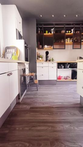 LES SABLES D'OLONNE, LE CHATEAU D'OLONNE, La Pironnière, Environnement d'exception, à pied de la plage, située dans un environnement très prisé, A VENDRE Elégante villa d'architecte aux volumes généreux offrant des prestations haut de gamme.
Dès l'entrée, vous découvrirez un vaste séjour baigné de lumière avec une belle cheminée, un espace billard, une salle à manger conviviale idéale pour recevoir.
La cuisine indépendante est fonctionnelle et bien agencée, elle est complétée par une lingerie attenante offrant un véritable confort au quotidien.
La maison propose cinq chambres confortables dont une superbe suite parentale avec dressing et salle de bain privative. Une salle d'eau supplémentaire ainsi qu'une seconde salle de bain viennent compléter l'espace nuit, pensé pour accueillir famille et invités avec ses quatre chambres dont trois en rez-de-chaussée.
A l'extérieur, le jardin soigneusement aménagé accueille une piscine à l'abri des regards, une véritable invitation à la détente dans un cadre intime et privilégié.
Une cave ainsi qu'un double stationnement complètent ce bien rare sur le secteur.
Un lieu de vie idéal, alliant confort, élégance et emplacement exceptionnel, pour profiter pleinement de la mer à pied.