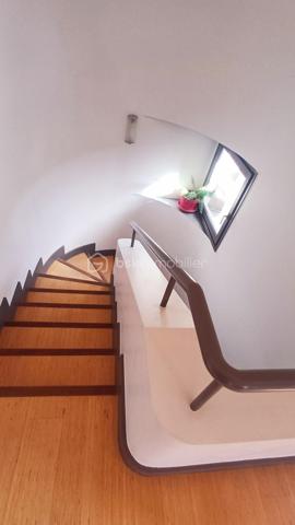 LES SABLES D'OLONNE, LE CHATEAU D'OLONNE, La Pironnière, Environnement d'exception, à pied de la plage, située dans un environnement très prisé, A VENDRE Elégante villa d'architecte aux volumes généreux offrant des prestations haut de gamme.
Dès l'entrée, vous découvrirez un vaste séjour baigné de lumière avec une belle cheminée, un espace billard, une salle à manger conviviale idéale pour recevoir.
La cuisine indépendante est fonctionnelle et bien agencée, elle est complétée par une lingerie attenante offrant un véritable confort au quotidien.
La maison propose cinq chambres confortables dont une superbe suite parentale avec dressing et salle de bain privative. Une salle d'eau supplémentaire ainsi qu'une seconde salle de bain viennent compléter l'espace nuit, pensé pour accueillir famille et invités avec ses quatre chambres dont trois en rez-de-chaussée.
A l'extérieur, le jardin soigneusement aménagé accueille une piscine à l'abri des regards, une véritable invitation à la détente dans un cadre intime et privilégié.
Une cave ainsi qu'un double stationnement complètent ce bien rare sur le secteur.
Un lieu de vie idéal, alliant confort, élégance et emplacement exceptionnel, pour profiter pleinement de la mer à pied.