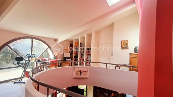 LES SABLES D'OLONNE, LE CHATEAU D'OLONNE, La Pironnière, Environnement d'exception, à pied de la plage, située dans un environnement très prisé, A VENDRE Elégante villa d'architecte aux volumes généreux offrant des prestations haut de gamme.
Dès l'entrée, vous découvrirez un vaste séjour baigné de lumière avec une belle cheminée, un espace billard, une salle à manger conviviale idéale pour recevoir.
La cuisine indépendante est fonctionnelle et bien agencée, elle est complétée par une lingerie attenante offrant un véritable confort au quotidien.
La maison propose cinq chambres confortables dont une superbe suite parentale avec dressing et salle de bain privative. Une salle d'eau supplémentaire ainsi qu'une seconde salle de bain viennent compléter l'espace nuit, pensé pour accueillir famille et invités avec ses quatre chambres dont trois en rez-de-chaussée.
A l'extérieur, le jardin soigneusement aménagé accueille une piscine à l'abri des regards, une véritable invitation à la détente dans un cadre intime et privilégié.
Une cave ainsi qu'un double stationnement complètent ce bien rare sur le secteur.
Un lieu de vie idéal, alliant confort, élégance et emplacement exceptionnel, pour profiter pleinement de la mer à pied.
