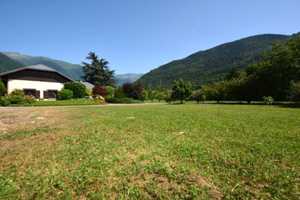 ALBERTVILLE (73) Maison de 189 m2 - Hangars/Garages de 178 m2 - Terrain 8311 m2