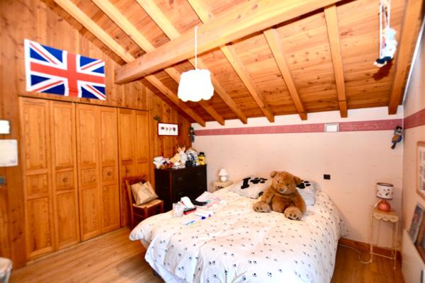 ALBERTVILLE (73) Maison de 189 m2 - Hangars/Garages de 178 m2 - Terrain 8311 m2