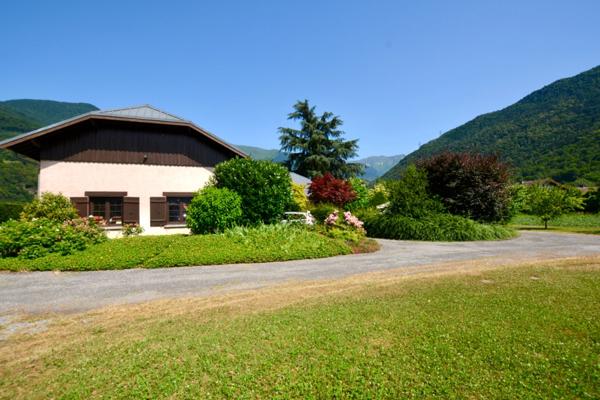 ALBERTVILLE (73) Maison de 189 m2 - Hangars/Garages de 178 m2 - Terrain 8311 m2