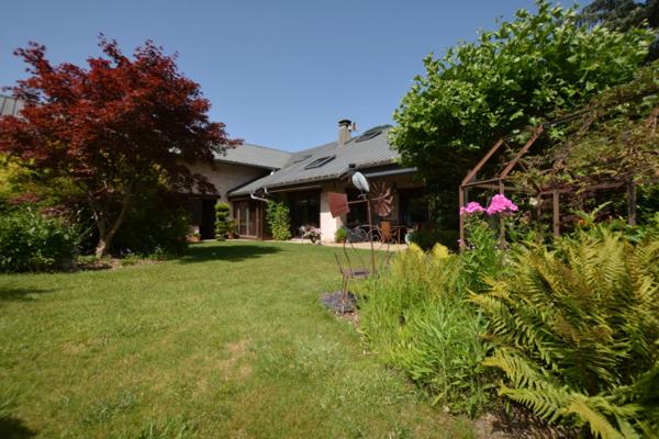 ALBERTVILLE (73) Maison de 189 m2 - Hangars/Garages de 178 m2 - Terrain 8311 m2