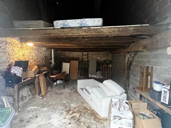 Grange pouvant servir d'espace de stockage ou à rénover !