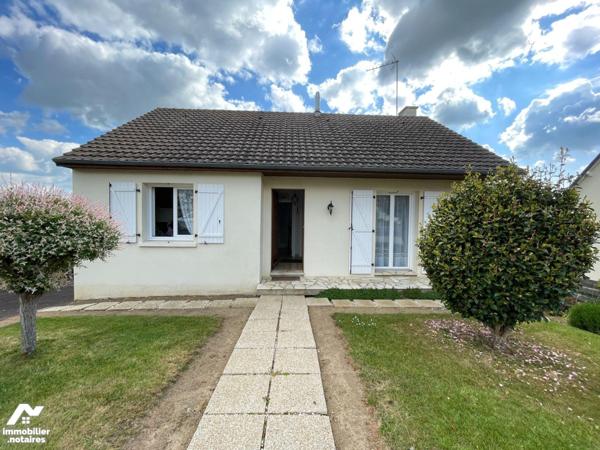 A LASSAY-LES-CHATEAUX, pavillon de plain-pied sur sous-sol comprenant :
- Au rez-de-chaussée :...