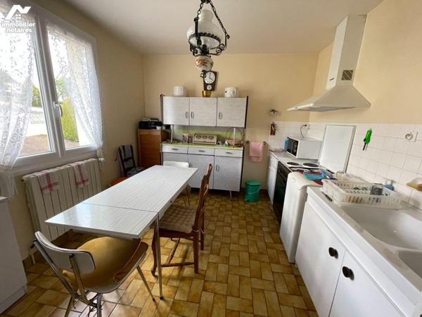 A LASSAY-LES-CHATEAUX, pavillon de plain-pied sur sous-sol comprenant :
- Au rez-de-chaussée :...