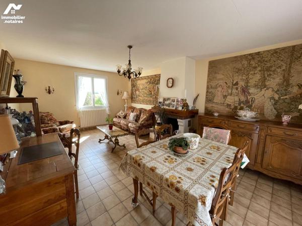 A LASSAY-LES-CHATEAUX, pavillon de plain-pied sur sous-sol comprenant :
- Au rez-de-chaussée :...