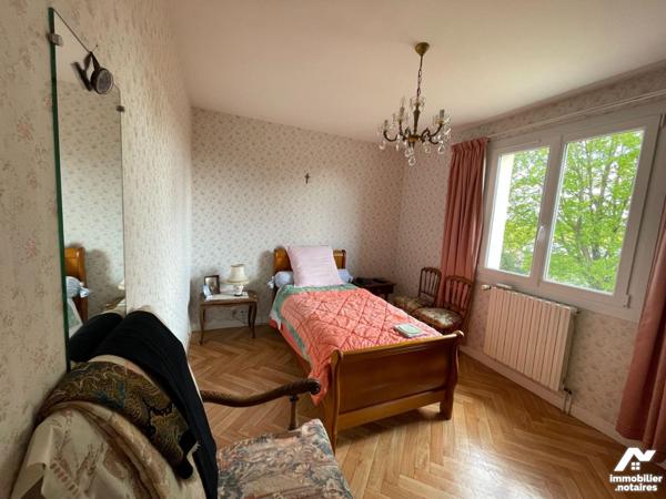 A LASSAY-LES-CHATEAUX, pavillon de plain-pied sur sous-sol comprenant :
- Au rez-de-chaussée :...