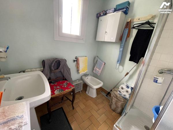 A LASSAY-LES-CHATEAUX, pavillon de plain-pied sur sous-sol comprenant :
- Au rez-de-chaussée :...