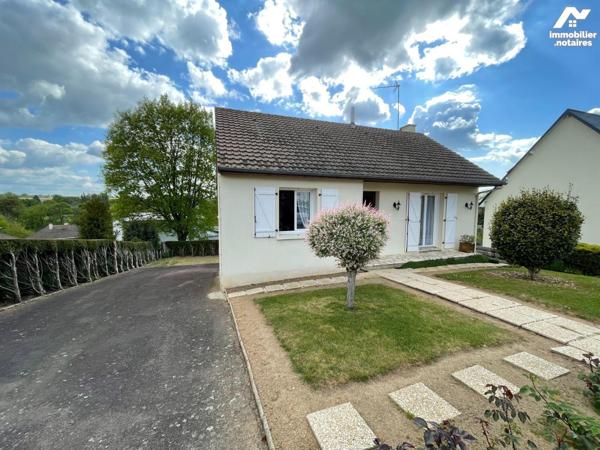 A LASSAY-LES-CHATEAUX, pavillon de plain-pied sur sous-sol comprenant :
- Au rez-de-chaussée :...