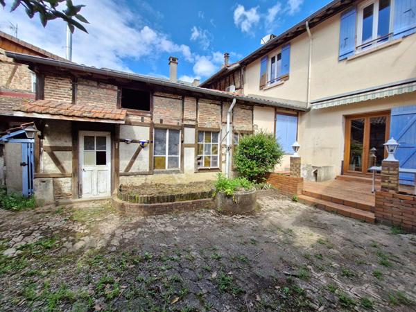 Maison de ville au coeur d'un charmant village, proche de toutes commodités, offrant 4 chambres