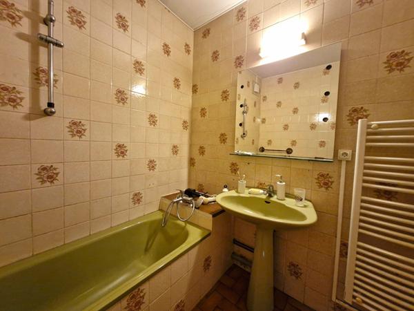 Maison de ville au coeur d'un charmant village, proche de toutes commodités, offrant 4 chambres