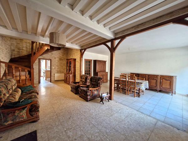 Maison de ville au coeur d'un charmant village, proche de toutes commodités, offrant 4 chambres