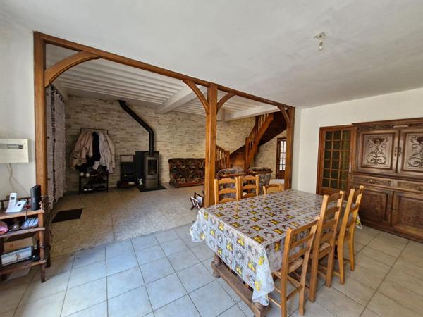 Maison de ville au coeur d'un charmant village, proche de toutes commodités, offrant 4 chambres