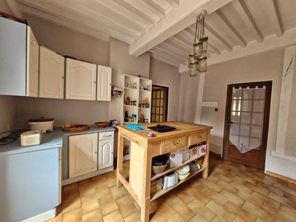 Maison de ville au coeur d'un charmant village, proche de toutes commodités, offrant 4 chambres