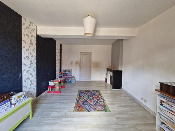 Maison de ville au coeur d'un charmant village, proche de toutes commodités, offrant 4 chambres