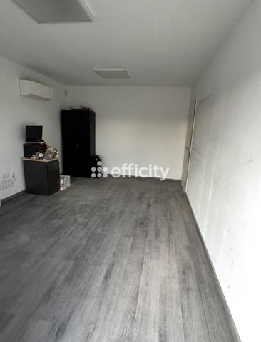 Local Commercial
        
        - 360 m² 338 940 € *