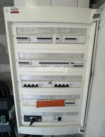 Local Commercial
        
        - 360 m² 338 940 € *