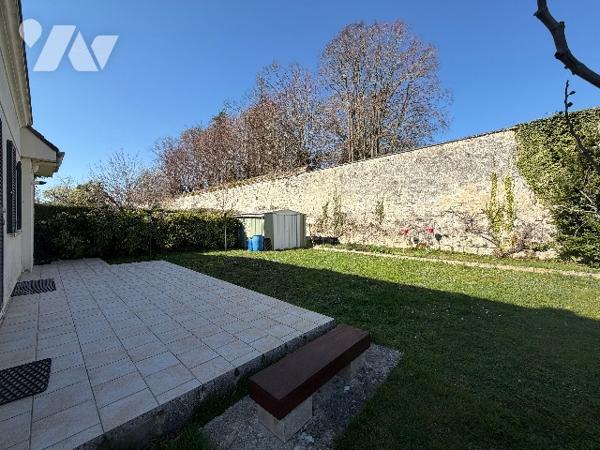 Maison comprenant : - Au rez de chaussée : entrée, salon, salle à manger, cuisine équipée, vestiaire