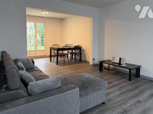 Maison comprenant : - Au rez de chaussée : entrée, salon, salle à manger, cuisine équipée, vestiaire