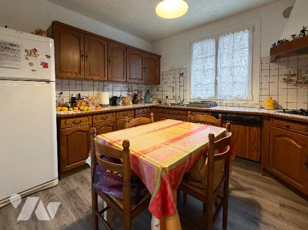 Maison comprenant : - Au rez de chaussée : entrée, salon, salle à manger, cuisine équipée, vestiaire