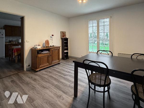 Maison comprenant : - Au rez de chaussée : entrée, salon, salle à manger, cuisine équipée, vestiaire