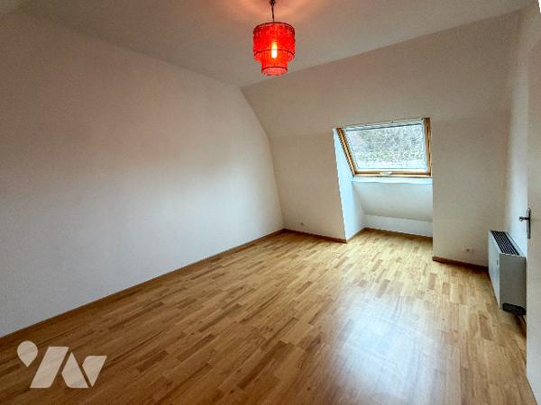 Maison comprenant : - Au rez de chaussée : entrée, salon, salle à manger, cuisine équipée, vestiaire