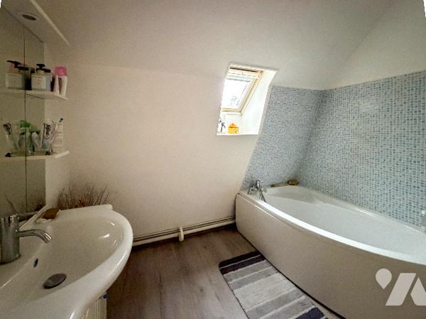 Maison comprenant : - Au rez de chaussée : entrée, salon, salle à manger, cuisine équipée, vestiaire