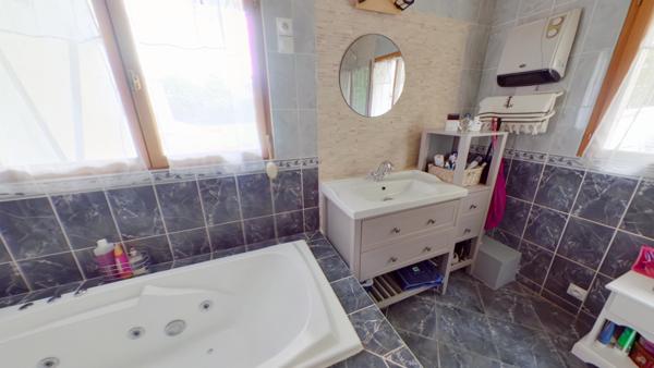 Houdan (78550) Ensemble de 3 maisons / Piscine