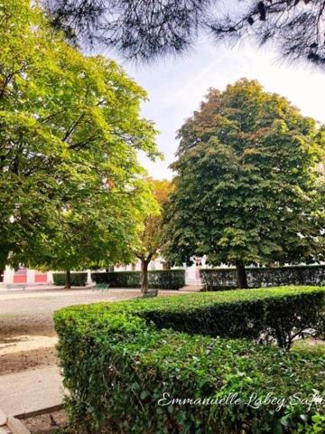 Appartement lumineux avec balcon, cave et place de parking privative.