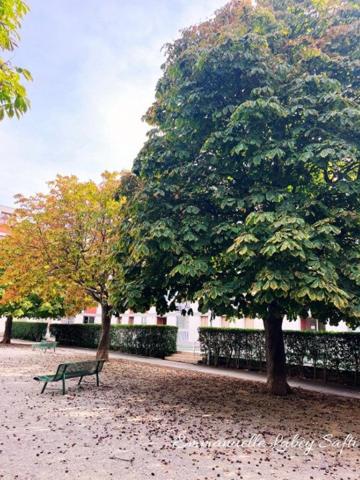Appartement lumineux avec balcon, cave et place de parking privative.