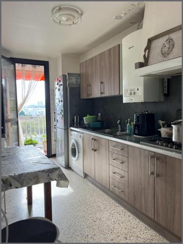 Appartement lumineux avec balcon, cave et place de parking privative.