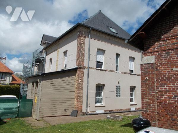 YERVILLE, maison mitoyenne de ville de 64.91m², deux chambres, jardin, bâtiment.