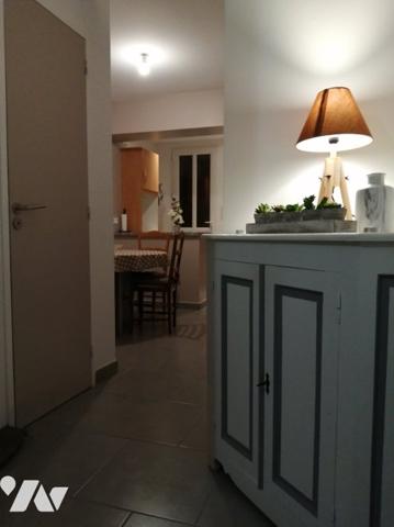 YERVILLE, maison mitoyenne de ville de 64.91m², deux chambres, jardin, bâtiment.