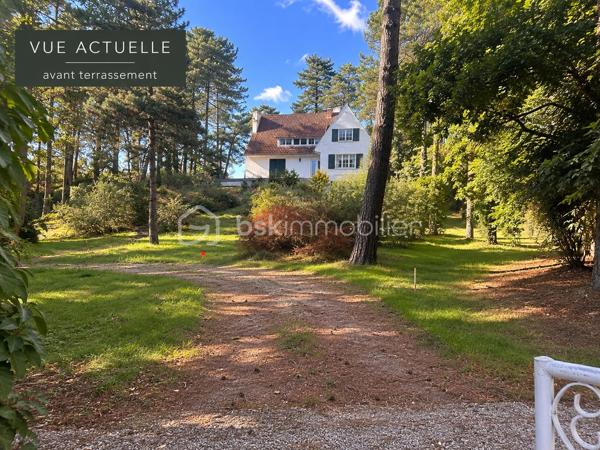 Un emplacement privilégié à Hardelot, directement face au Golf des Pins et au trou n°14.

Découvrez cette maison de style Hardelotoise développant environ 235 m² habitables, implantée sur une belle parcelle de plus de 1600 m².

Une véritable opportunité pour les acquéreurs à la recherche d’un bien bénéficiant d’un environnement exceptionnel et souhaitant créer une maison entièrement à leur image.

Avec ses volumes généreux, ses 6 chambres et la possibilité d’une vie de plain-pied, cette propriété offre un potentiel remarquable, aussi bien pour une résidence principale que secondaire.

Les travaux de terrassement permettant notamment de faciliter l’accès au stationnement seront réalisés par les vendeurs.

Les futurs propriétaires disposeront ainsi d’une grande liberté pour repenser et rénover la maison selon leurs envies, leurs besoins et leur niveau de prestations : redistribution des espaces, création d’une vaste pièce de vie tournée vers le golf, rénovation énergétique, choix des matériaux et aménagements intérieurs…

Mais c’est avant tout son emplacement qui rend cette propriété particulièrement intéressante.

Les maisons offrant une telle situation, directement face au Golf des Pins, sont rares sur le marché. Ici, le potentiel de rénovation s’associe à une adresse privilégiée et à une vue dont on profite au quotidien.

Son architecture typiquement Hardelotoise, ses 235 m² habitables, son terrain généreux et sa situation exceptionnelle constituent une base idéale pour imaginer une propriété de caractère à Hardelot.

Un bien à découvrir avant tout pour son emplacement, son potentiel et les nombreuses possibilités qu’il offre.