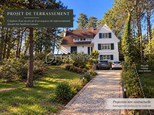 Un emplacement privilégié à Hardelot, directement face au Golf des Pins et au trou n°14.

Découvrez cette maison de style Hardelotoise développant environ 235 m² habitables, implantée sur une belle parcelle de plus de 1600 m².

Une véritable opportunité pour les acquéreurs à la recherche d’un bien bénéficiant d’un environnement exceptionnel et souhaitant créer une maison entièrement à leur image.

Avec ses volumes généreux, ses 6 chambres et la possibilité d’une vie de plain-pied, cette propriété offre un potentiel remarquable, aussi bien pour une résidence principale que secondaire.

Les travaux de terrassement permettant notamment de faciliter l’accès au stationnement seront réalisés par les vendeurs.

Les futurs propriétaires disposeront ainsi d’une grande liberté pour repenser et rénover la maison selon leurs envies, leurs besoins et leur niveau de prestations : redistribution des espaces, création d’une vaste pièce de vie tournée vers le golf, rénovation énergétique, choix des matériaux et aménagements intérieurs…

Mais c’est avant tout son emplacement qui rend cette propriété particulièrement intéressante.

Les maisons offrant une telle situation, directement face au Golf des Pins, sont rares sur le marché. Ici, le potentiel de rénovation s’associe à une adresse privilégiée et à une vue dont on profite au quotidien.

Son architecture typiquement Hardelotoise, ses 235 m² habitables, son terrain généreux et sa situation exceptionnelle constituent une base idéale pour imaginer une propriété de caractère à Hardelot.

Un bien à découvrir avant tout pour son emplacement, son potentiel et les nombreuses possibilités qu’il offre.