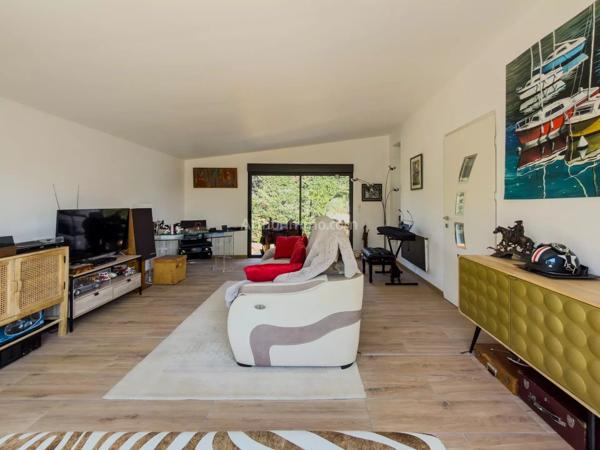 Vente                                                      Villa
                        
                     7 pièces                      166 m2                     à Draguignan